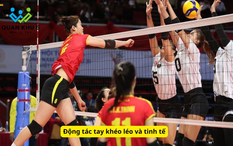 Động tác tay khéo léo và tinh tế