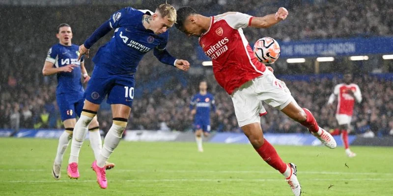 Hai đội chuẩn bị ra sân tại Stamford Bridge
