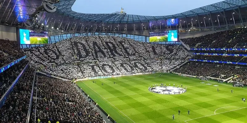 Sân vận động Tottenham Hotspur rực sáng trong đêm
