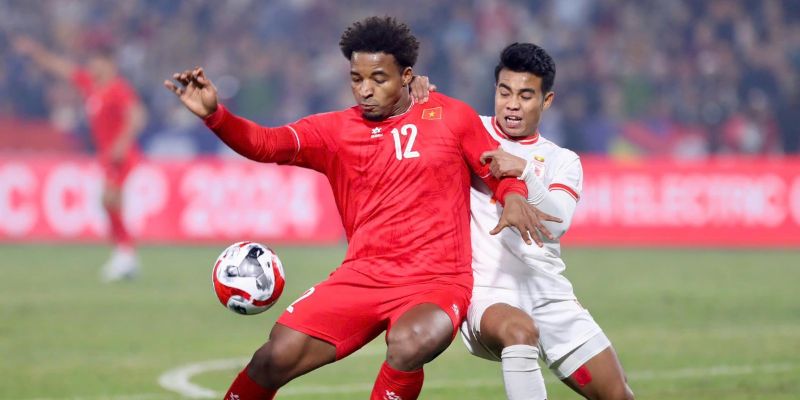 Cầu thủ đang nỗ lực vượt qua hậu vệ đối phương