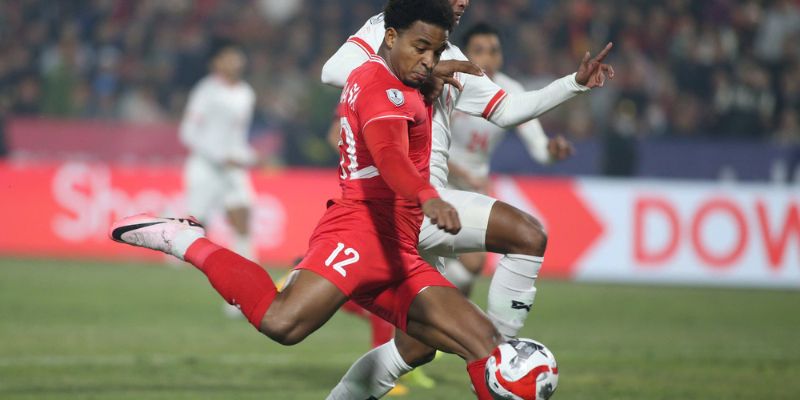 Một pha bóng đầy kỹ thuật trên sân cỏ