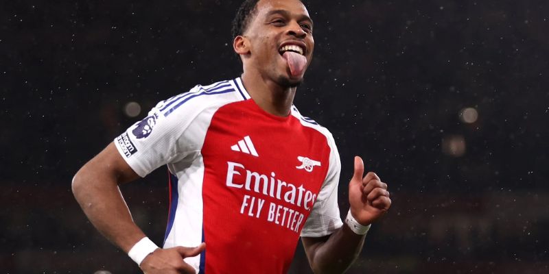 Timber cầu thủ trẻ Arsenal - thể hiện kỹ năng chuyền bóng