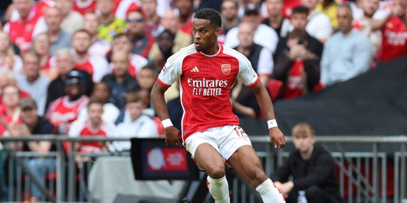 Jurrien Timber ăn mừng cùng đồng đội