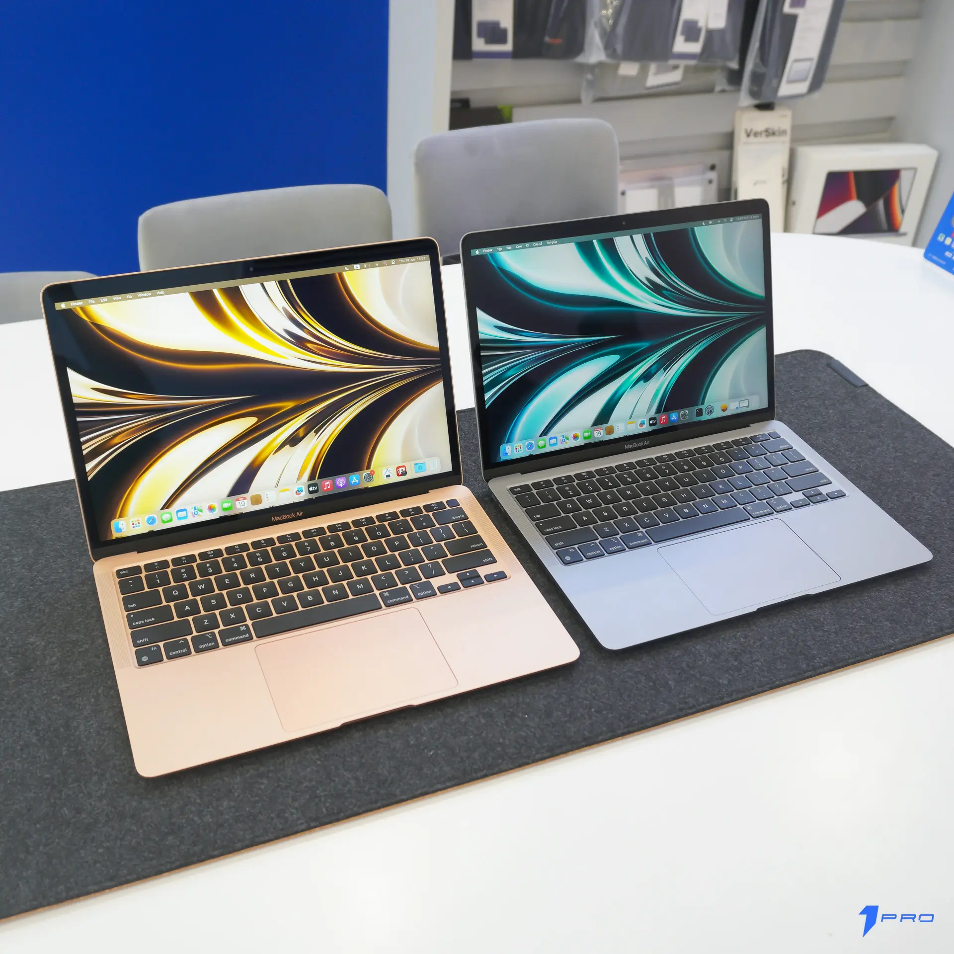 Macbook Air M1 màu xám đang chạy đa nhiệm nhiều ứng dụng văn phòng mượt mà