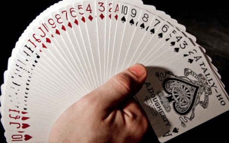 Giải mã bộ bài Tây 52 lá: Ý nghĩa các chất (Cơ, Rô, Chuồn, Bích) và thứ tự độ mạnh.