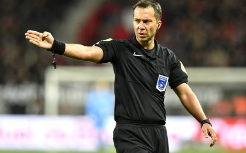 Ảnh hưởng tâm lý đám đông đối với các quyết định của trọng tài.