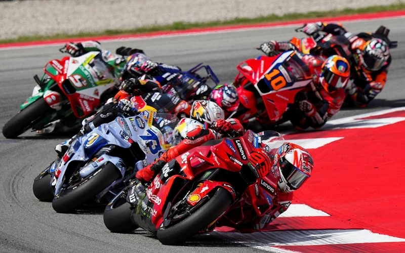 Kỹ thuật nghiêng người sát mặt đường của tay đua MotoGP khi vào cua.